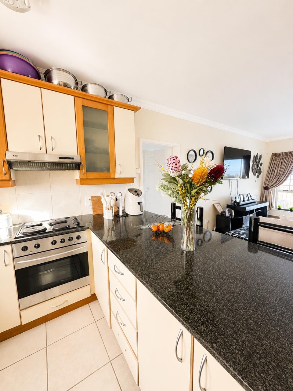 Fitted kitchen with oven, hob and granite-topped counter