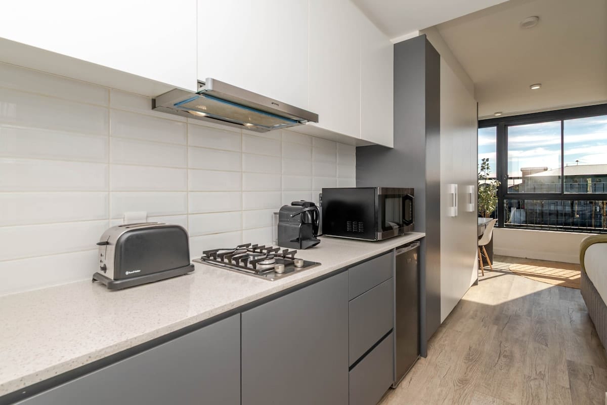 Kitchenette with gas hob, toaster, microwave and extractor
